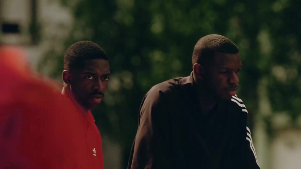 9393体育注册登录-登贝莱与阿迪达斯合作拍摄宣传片，与少年一起踢球