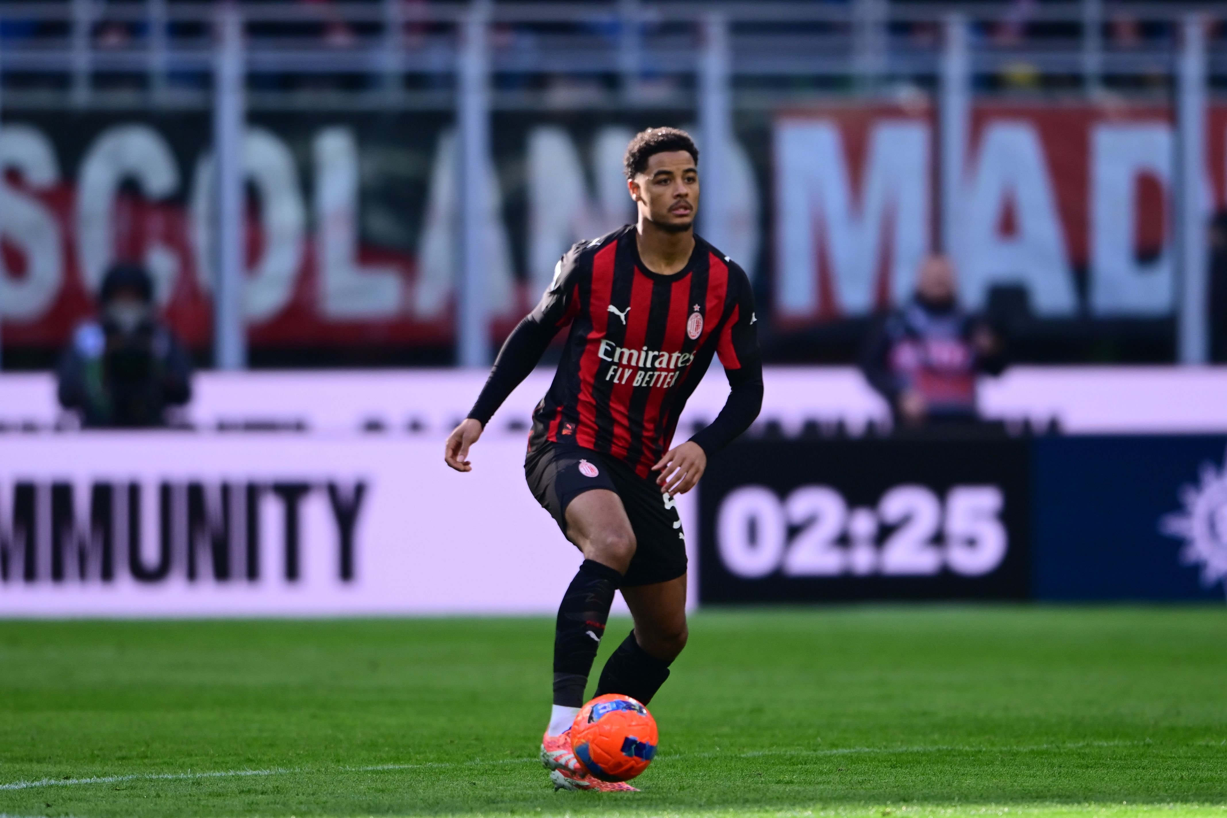 9393体育APP-隆戈:德温特的进步或改变米兰引援策略,球队可能选择保持现状